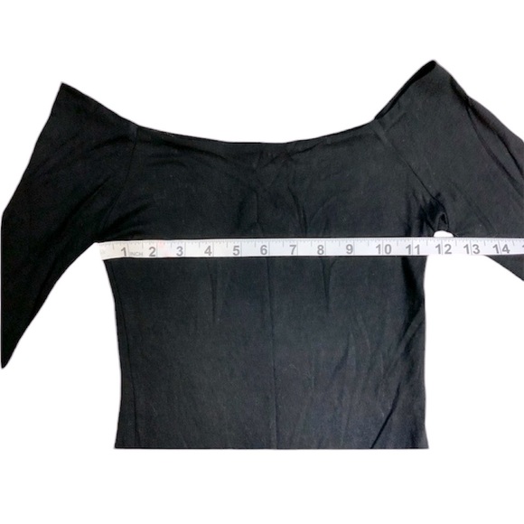 Baluoke Off Shoulder Crop - Picture 2 of 5